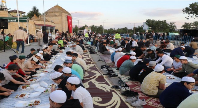 Erzincan'da Vakıflardan Terzibaba Sofrasında Ramazan iftarı