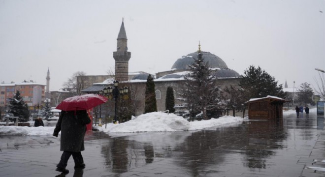 Erzurum'da kar yağışı etkili oluyor
