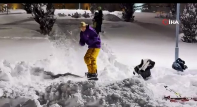 Kale önünde snowboard gösterisi