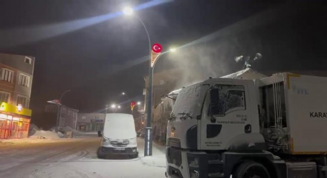 Karayazı'da kar ve tipi etkili oldu