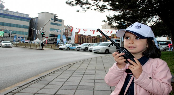 7 yaşındaki trafik polisi, hatalı sürücüleri affetmedi