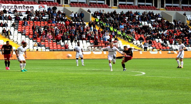 10 kişi oynayan Elazığspor şokta