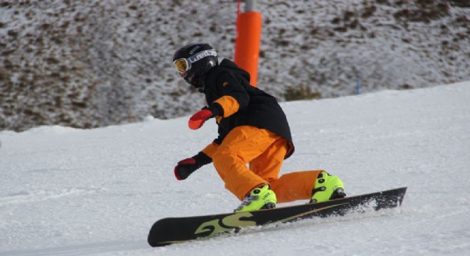 10 ülkeden 39 kayakçı Erzurum'da yarışıyor