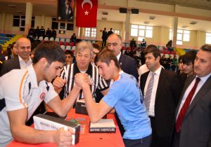 100 sporcu bilek güreşinde yarıştı