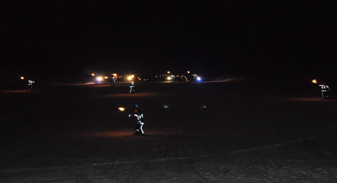 103. yıl dönümünde meşaleli kayak gösterisi