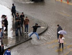 10 dakikalık dolu hayatı felç etti