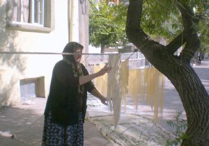 Doğulu kadınlar erişte mesaisinde