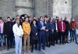 İran Devlet Televizyonunu protesto ettiler