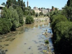 Kars Çayı'nın suyu çekildi