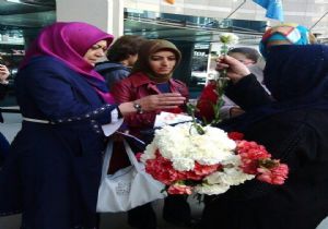 AK Parti'li Kadınlardan karanfilli seçim çalışması