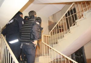 Babasını yaraladı, annesini rehin aldı 