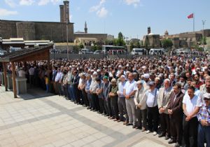 Şehitler için gıyabi cenaze namazı kılındı