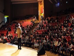 Genç, Şiir ve Şair'i anlattı