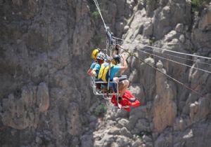 Karanlık kanyon'da yer çekimine meydan okudular