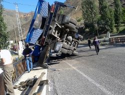 Çekici de devrildi