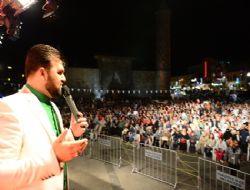 Yılmaz ilahilerle coşturdu