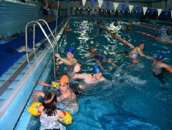 Yüzme havuzu doldu taştı