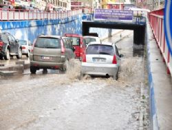 Sağanak yağış ulaşımı kilitledi