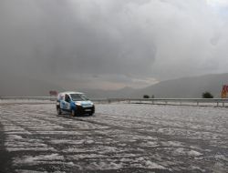 Ceviz büyüklüğünde dolu yağdı