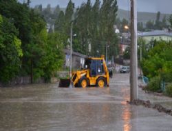 Şenkaya'yı sel vurdu
