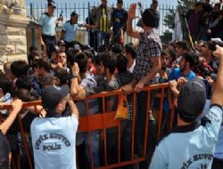 Bilet izdihamına polis müdahalesi