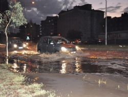 Sağanak yağış hayatı felç etti