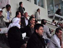 Torunu için tribüne çıktı