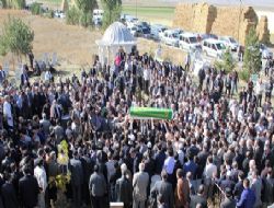 Gülen babasının yanına defnedildi