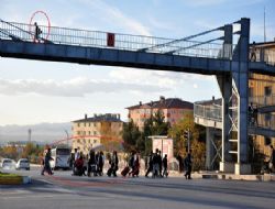 Üstgeçitler süs için mi yapıldı?..