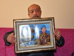 Erzurum şehidine ağlıyor