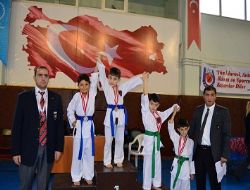 Alkışlar minik karateciler için