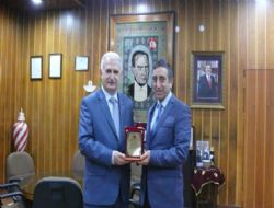 Bingül'den Koçak'a plaket