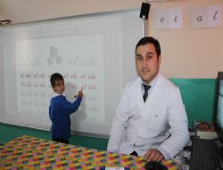 Köy okulunda interaktif eğitim 