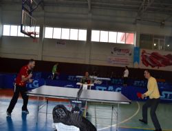 Öğretmenler masa tenisinde ter döktü