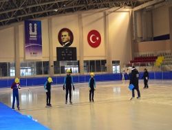52 sporcu buzda yarıştı