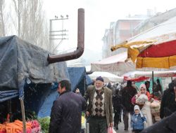 Soğuk, pazara soba kurdurdu