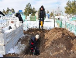 Mezarlar kompresörle kazılıyor