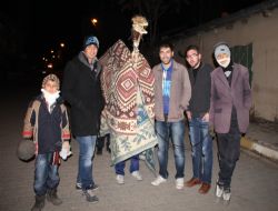 Deve oynatıp harçlık topladılar