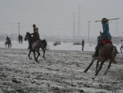 Kar üstünde cirit keyfi
