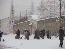 Kadın işçiler kar temizliğinde