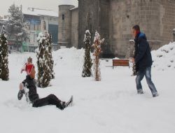 Kar yolları kapattı