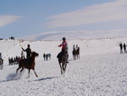 Atlar koştu, ciritler uçtu...