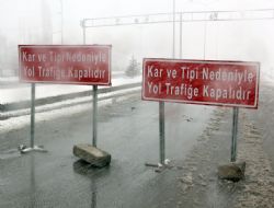 Kar yolları kapattı