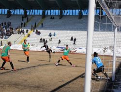 Yakutiyespor zirveden koptu