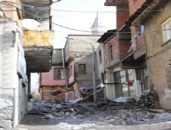 Buz kütleleri alaşağı ediliyor