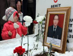 Şehitlikte ağlatan manzara