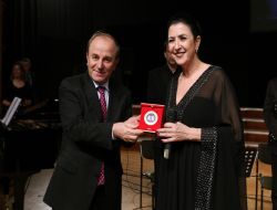 Gülses, öğrencilere konser verdi