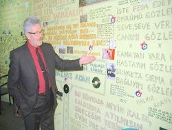 Şiirlerini duvarlara yazıyor