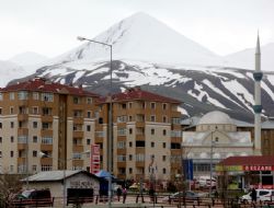 Palandöken'de kış, kent'te bahar