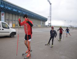 50 sporcu tekerlekli kayakta yarıştı